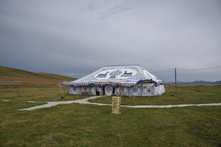 草原上的特色白色圆顶建筑