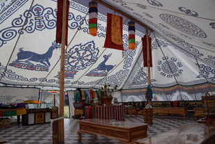 传统蒙古族毡帐内部景象