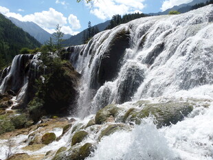 壮观山间瀑布美景