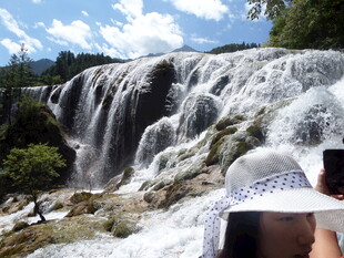 游客拍摄壮观瀑布美景