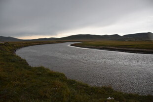 草原河流边的阴沉天空