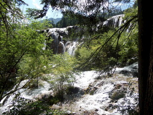 山间瀑布 绿意环绕的美景