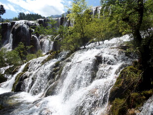 山间壮丽瀑布景观
