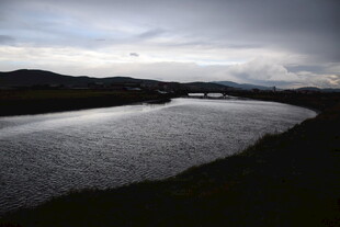 黄昏下宁静的开阔水域