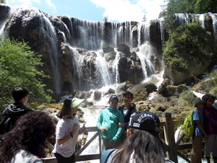 游客观赏壮观瀑布景观