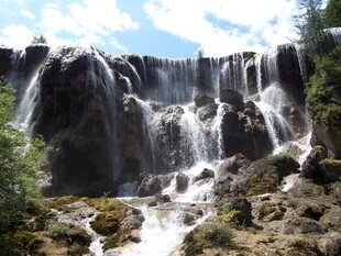 壮观山间瀑布景观