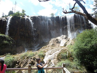 壮观瀑布下的游人景致