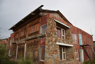 破旧两层砖房 尽显沧桑