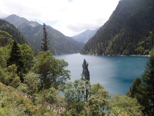 山间幽蓝湖泊美景