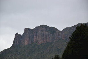 云雾中的巍峨山峰