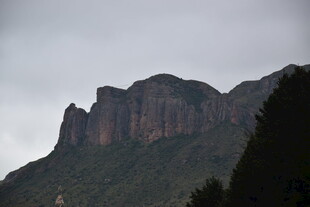巍峨山峰云雾间