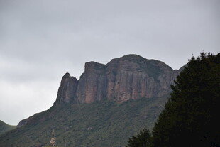 巍峨山峰云雾间