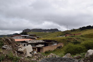 山村景色 散落的低矮房屋