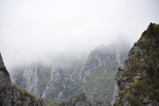 云雾缭绕的险峻山峰