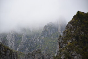 云雾缭绕的险峻山峰
