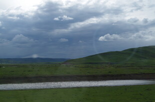 草原河畔乌云密布景象