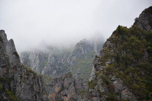 云雾缭绕的壮丽山景