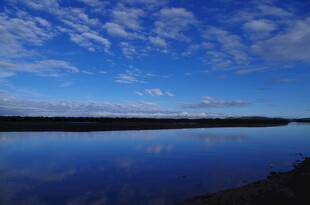 宁静湖面与蓝天白云美景