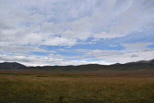 草原蓝天远山风景图