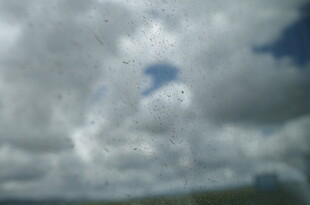 天空中厚重云层与小片蓝天