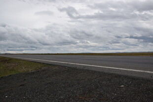 空旷公路与阴沉天空