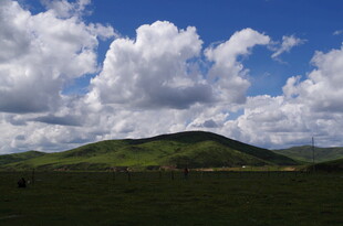 草原青山蓝天白云美景