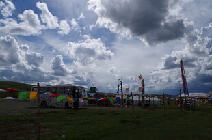 草原上的多彩经幡景观