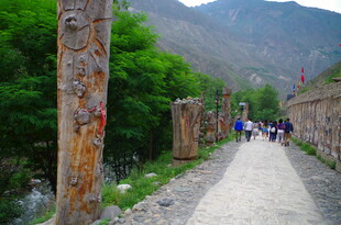 山间古道上的行人与风景