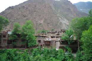 山村景色 古朴房屋与青山