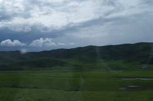 草原上的多云景致