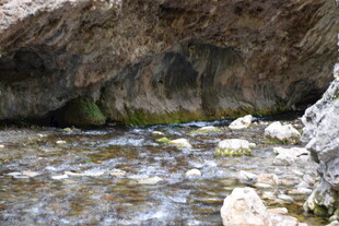 山间溪流穿岩石而过