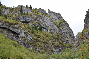 陡峭山峦覆盖绿色植被