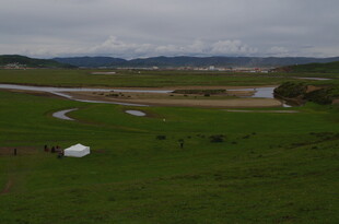 草原风光中的帐篷与河流