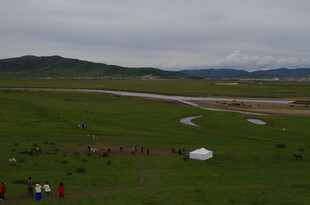 草原风光中的帐篷与河流