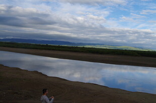 河畔风光 一人漫步赏景