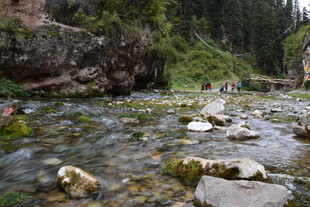 山间清澈溪流与漫步人群
