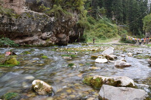 山间清澈溪流与嶙峋怪石