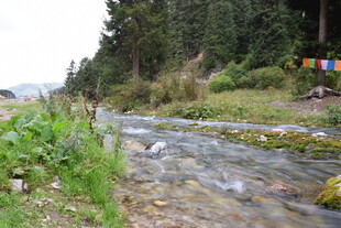 山间溪流旁的多彩经幡