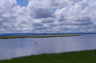 广阔水域与蓝天白云美景