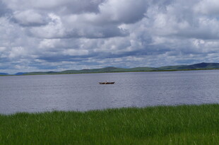 湖畔孤舟 云下绿野风光
