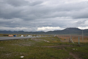 草原上的阴沉天空与远山