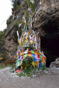 山洞前的多彩经幡景观