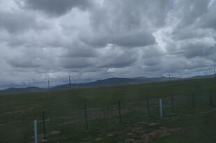 草原上空乌云密布景象