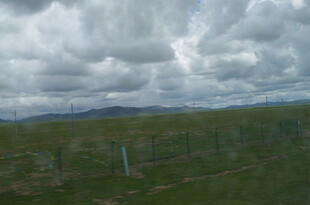 草原上空的厚重云层