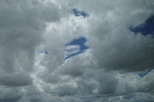 乌云密布中的蓝天缝隙