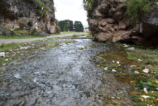 山间清澈小溪潺潺流淌