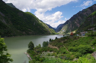 壮丽河谷山水风光图