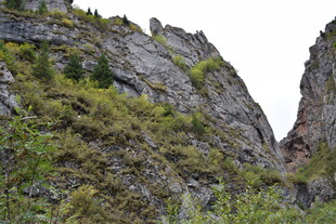 陡峭嶙峋的山间岩石景观