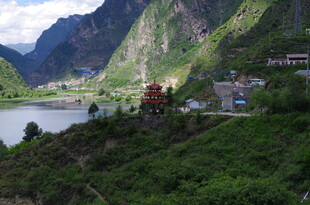山间湖畔村落美景