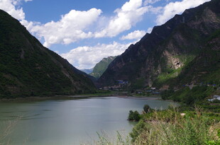 壮丽山河间的宁静湖泊